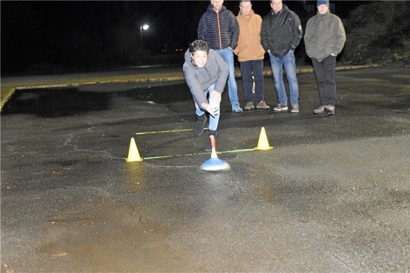 Hohegeiß: Skiclub will dieses Jahr wieder Eisstockschießen Für die Teilnehmer ist es stets eine Gaudi, den Eisstock über den gefrorenen oder trockenen Asphalt zu schieben. Archivfoto: Breutel