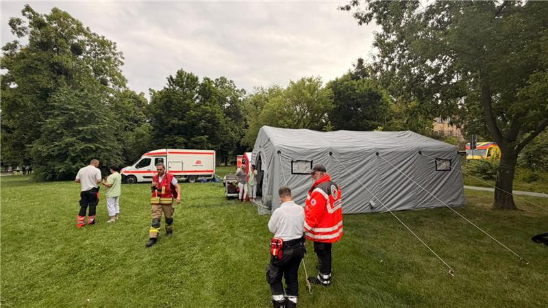 Brand im Harzklinikum: Station bleibt gesperrt, Polizei ermittelt Für die Versorgung der Patienten wurden Zelte aufgebaut.
