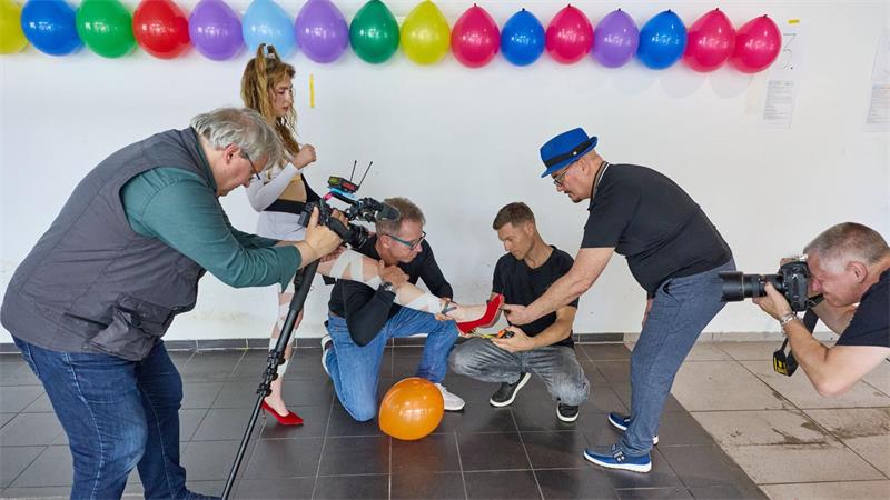 Für die Versuche hat Palina Glebova ein ganzes Team aus Helfern an ihrer Seite. 