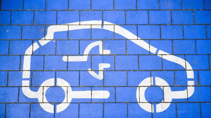 Analyse zur E-Auto-Wende: Mercedes besser, VW fällt zurück Für die aktuelle Studie haben die Forscher anhand von zehn Kriterien bewertet, wie erfolgreich 21 der weltweit größten Automobilhersteller beim Übergang zu abgasfreien Fahrzeugen sind.