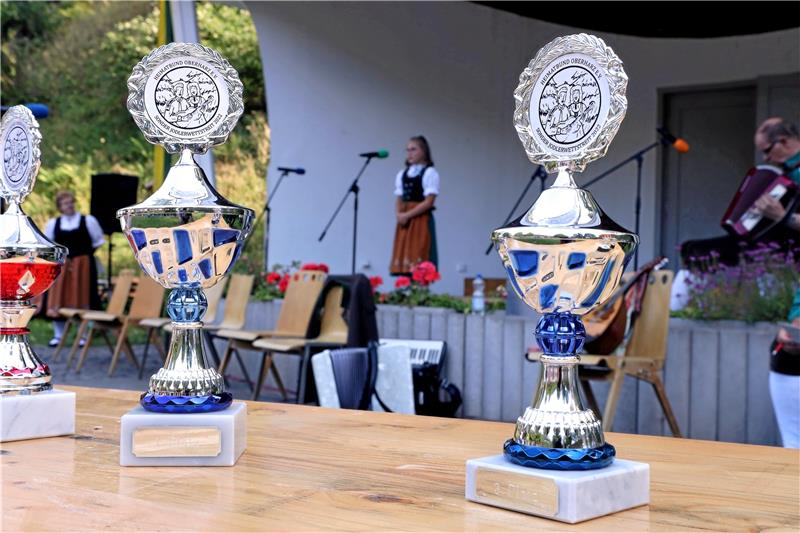 Scharfe Sägen beim Heimatnachmittag in Altenau Für die besten Nachwuchs-Jodler stehen schöne Pokale bereit. Und der Jury fällt die Entscheidung, wer das ist, angesichts der vielen guten Vorträge schwer.