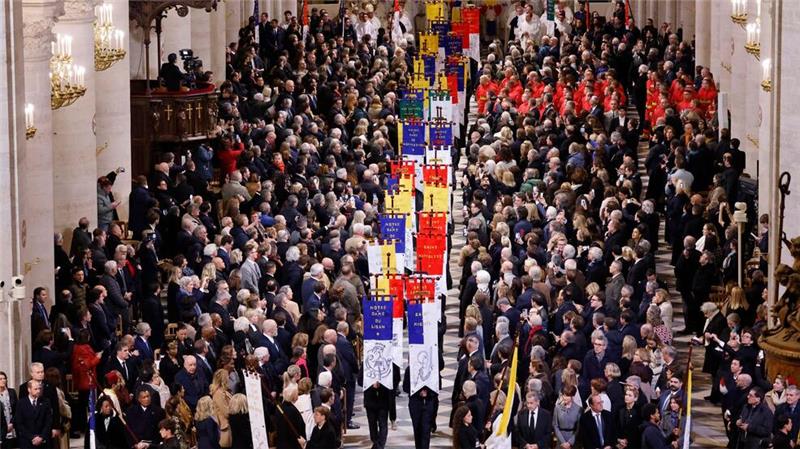 Notre-Dame wiedereröffnet - mit Glanz und viel Emotionen Für die feierliche Zeremonie wurden auch Kirchenbanner getragen.