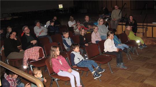 Für die kleinen Gäste sind die Puppentheaterstücke des Silberborntheaters immer eine Überraschung