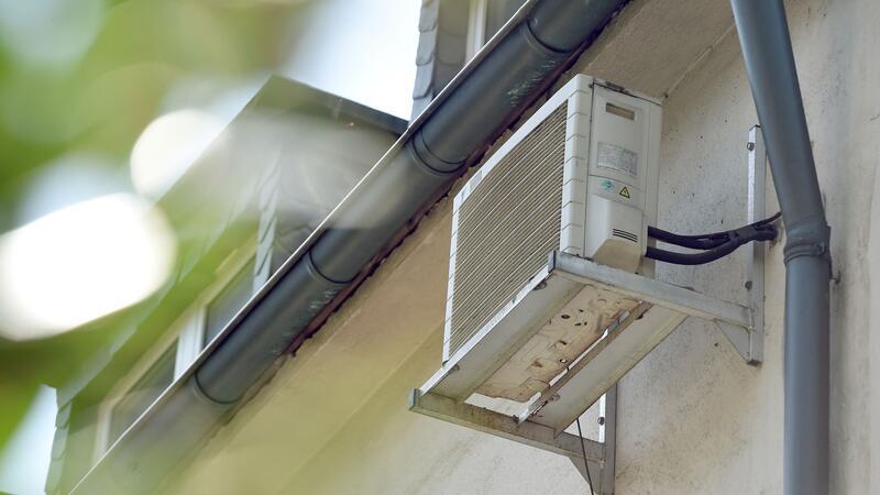 Umfrage: 19 Prozent der Bürger haben eine Klimaanlage Für die meisten Menschen mit Kaufabsicht ist den Angaben zufolge der Klimawandel ausschlaggebend. 53 Prozent sagten, dass sie künftig auf wärmere Sommer vorbereitet seien wollten.