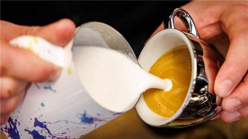 Für die meisten darf es noch Vollmilch sein, aber gerade viele Jüngere setzen auch auf pflanzliche Alternativen. (Archivbild)