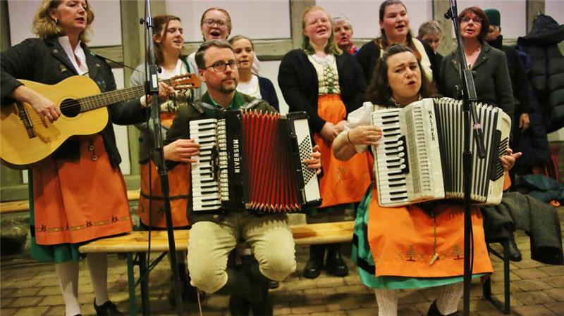 Für die musikalische Unterhaltung beim offiziellen Neujahrsempfang der Bergstadt sorgt die Brauchtumsgruppe des Barkamts Annerschbarrich im Heimatbund Ewerharz.