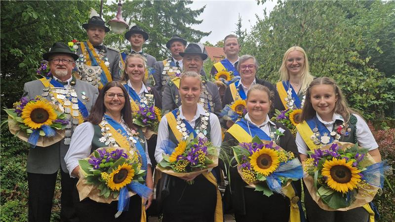 Für die neuen Würdenträger aus Hohegeiß gibt es jeweils einen Blumenstrauß.