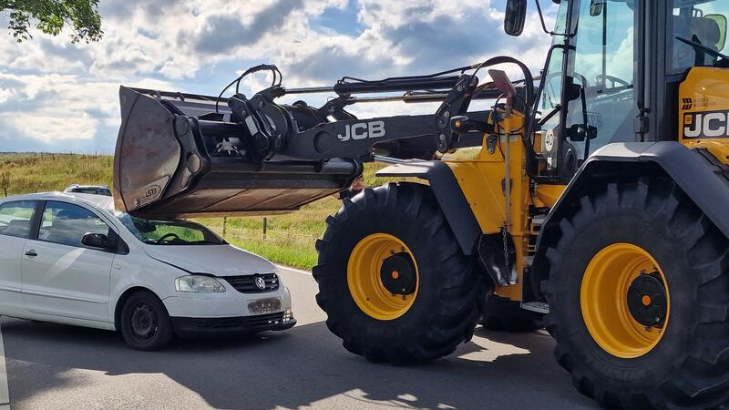 Verkehrsunfall mit Verletzten und einem auslaufenden Diesel-Laster Für die realistische Unfalldarstellung wird das Auto im Vorfeld mit einem Bagger demoliert und am LKW platziert.