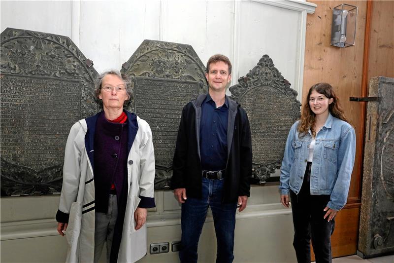 Benefizkonzert für die Clausthaler Marktkirche Für die restaurierten Grabplatten: Finanzielle Unterstützung bietet die Bingo-Umweltstiftung. Überbringer sind Dominik Geilker (Mitte) und Henrike Balzer (r.). Empfängerin im Namen des Kirchenvorstands ist Benedicte Henzelmann. Foto: Neuendorf