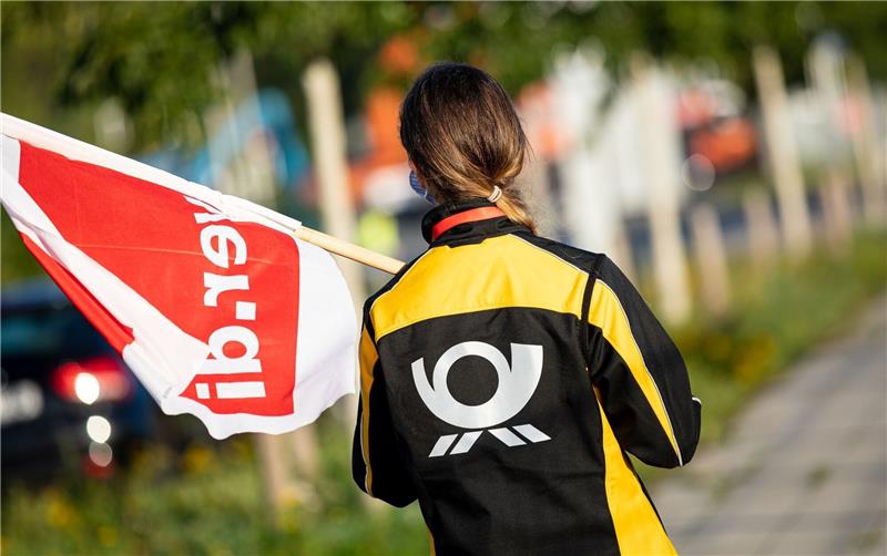 Montag und Dienstag erneut Warnstreiks bei der Post Für die rund 160.000 Tarifbeschäftigten verlangt die Gewerkschaft 15 Prozent mehr Geld bei einer Vertragslaufzeit von einem Jahr.