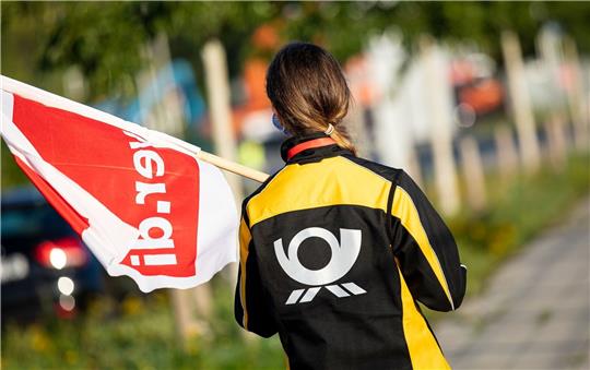Für die rund 160.000 Tarifbeschäftigten verlangt die Gewerkschaft 15 Prozent mehr Geld bei einer Vertragslaufzeit von einem Jahr.