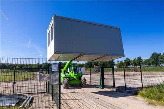 Für die umstrittene Asylbewerber-Unterkunft im 500-Einwohner-Dorf Upahl werden die ersten Container angeliefert.