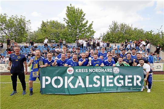 Für die von Hartmut Hiersemann (li.) trainierte 3. Mannschaft der TSG Bad Harzburg gibt es am Ende gleich doppelten Grund zum Feiern. Nach dem Sieg im Pokalwettbewerb der 3. Nordharzklassen springt auch noch der Meistertitel heraus. Foto: GZ-Archiv