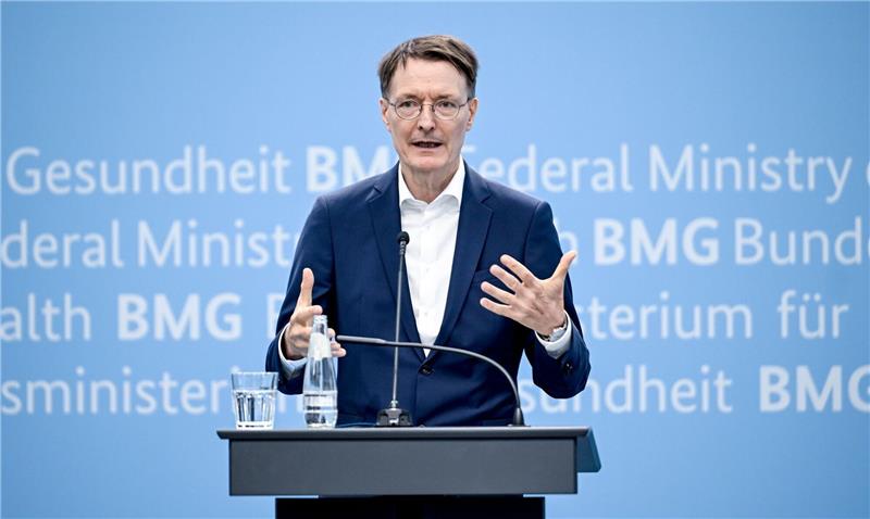 Für die weitere Erforschung von Long Covid seien mehr Mittel nötig, so Gesundheitsminister Karl Lauterbach. Foto: Britta Pedersen/dpa