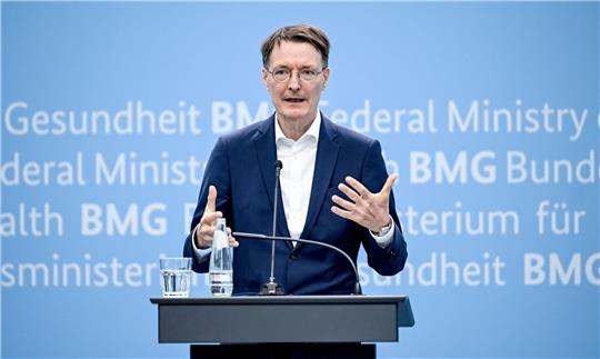 Für die weitere Erforschung von Long Covid seien mehr Mittel nötig, so Gesundheitsminister Karl Lauterbach. Foto: Britta Pedersen/dpa