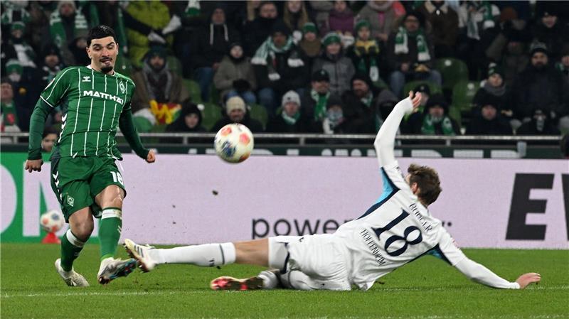 Für diese Aktion flog Hoffenheims Wouter Burger (r.) vom Platz.