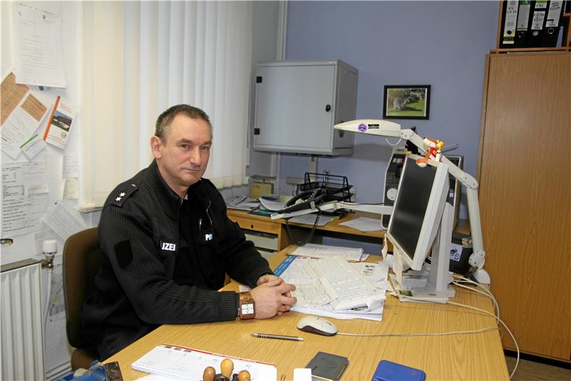 Polizei sucht neuen „Dorfsheriff“ für St. Andreasberg Für dieses Büro in der Polizeistation St. Andreasberg sucht die Polizei einen neuen Beamten. Bis Mittwoch hatte Andreas Böhm an dem Schreibtisch gesessen. Seit dem 1. Juni ist der Beamte aber im Ruhestand. Archivfoto: Eggers