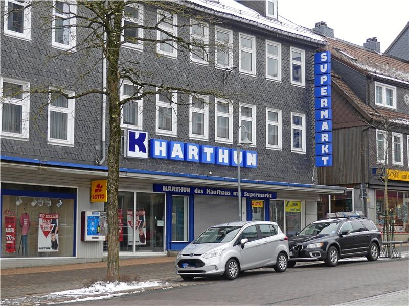 Für dieses Jahr war schon der Abriss geplant, jetzt steht das ehemalige Kaufhaus „Harthun“ wieder zum Verkauf.  Foto: GZ-Archiv
