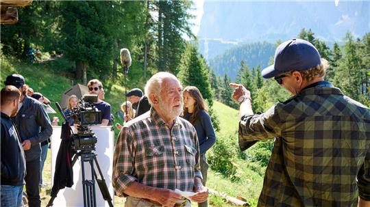 Für ein Filmprojekt dreht die Evangelische Jugend vor einigen Jahren mit dem prominenten Multitalent Dieter Hallervorden in Ortisei in Südtirol.