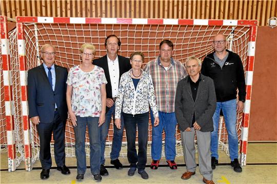 Für ein Jahr gewählt: (v. li) Der Vorstand des Kreissportbundes mit Dr. Johann Alberts, Andrea Wilhelm-Opel, Volker Bäcker, Sigrid Weise, Markus Freitag, Horst Knobloch und Torsten Denker. Foto: Gabel