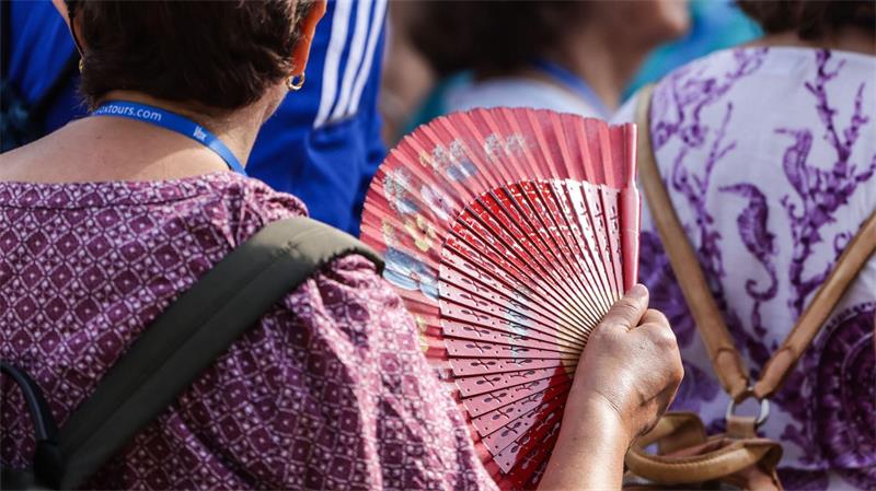 Faltbare Fächer feiern Sommer-Comeback Für ein bisschen kühleren Wind: Bei Hitze sollen Handfächer helfen. (Archivbild)