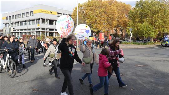 Goslarer demonstrieren gegen Merz und seine „Stadtbild-Aussage“ Für ein buntes Stadtbild: Rund 100 Goslarer protestierten gegen Hass und Hetze und für eine offene Gesellschaft.