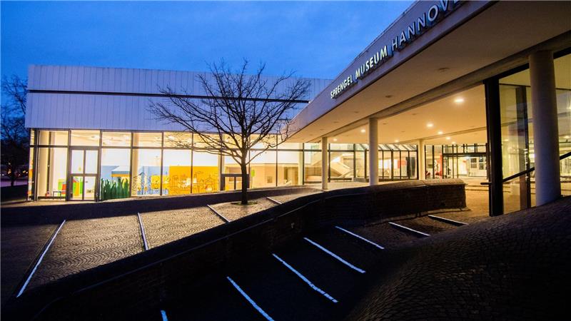 Für eine Ausstellung mit Werken von Künstlern wie Yayoi Kusama und Takashi Murakami hat das Sprengel Museum Hannover derzeit seine Öffnungszeiten ausgeweitet. (Archivbild)