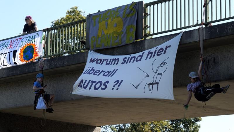 Für eine Klimaschutz-Demonstration ist die Autobahn 27 zwischen den Anschlussstellen Bremer Kreuz und Achim Nord für mehr als eine Stunde in beide Richtungen gesperrt worden. 