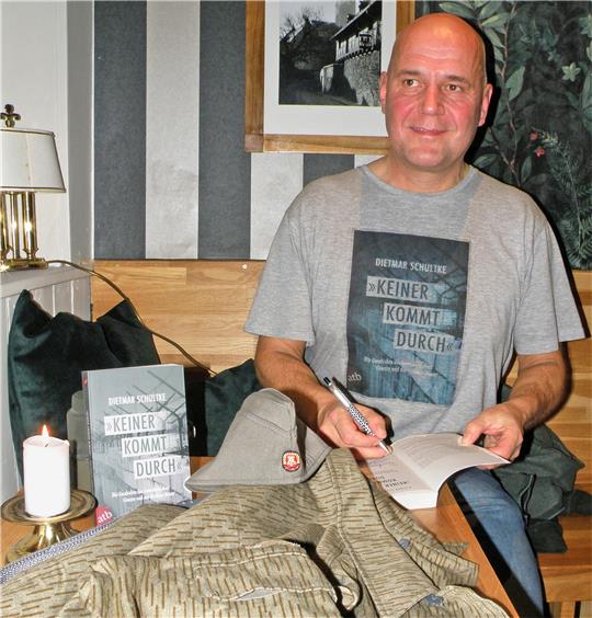 Für eine Lesung mit Signierstunde nimmt sich Autor Dietmar Schultke gerne für die Zuhörer Zeit. Auch sie berichten an diesem Abend über ihre DDR-Erfahrungen. Foto: Habel