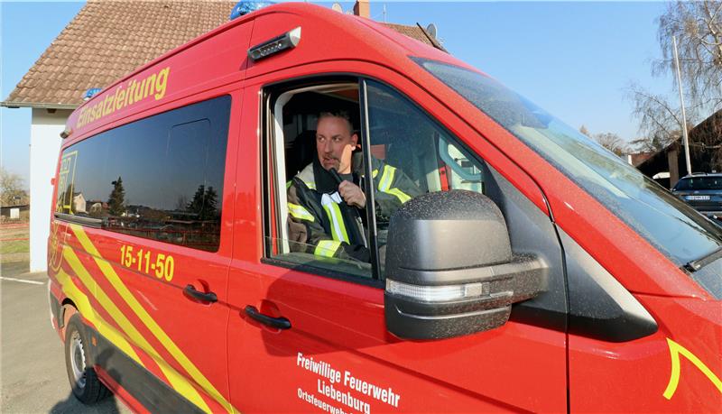 Wie kann die Bevölkerung in Liebenburg gewarnt werden? Für eine Warnung der Bevölkerung sind nach Auffassung der Gemeinde die drei Einsatzleitwagen der Ortsfeuerwehren zu nutzen. Liebenburgs Ortsbrandmeister Martin Müller macht die Probe aufs Exempel. Foto: Kühlewind