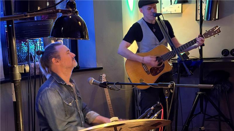 Unterwegs von Kneipe zu Kneipe, um tolle Live-Musik zu erleben Für eine gemütliche Atmosphäre sorgt die Gruppe „The box“ in „The Hearts Hotel“.