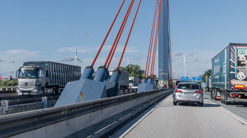 Prüfung der Norderelbbrücke - A1 am Freitag nur einspurig Für eine genauere Untersuchung von Schäden an der Norderelbbrücke ist am Freitag jeweils eine Spur der A1 in Richtung Bremen und Lübeck gesperrt.