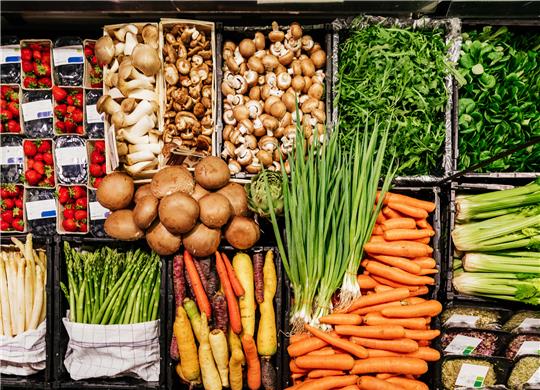 Für eine gesündere Ernährung in Zeiten hoher Inflation: Foodwatch fordert eine sofortige Steuerstreichung für Obst und Gemüse. Foto: istock