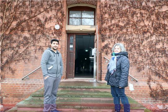 Für eine möglichst gelungene Integration und ein gutes Ankommen der Flüchtlinge sorgt Sozialarbeiterin Marion Tsombanis in Schladen-Werla. Mohamad Alsamahr schätzt ihre Unterstützung sehr. Getroffen hat die GZ die beiden vor drei Monaten an der Tafelausgabestelle, welche die Flüchtlinge mit günstigen Nahrungsmitteln versorgt. Archivfoto: Jambrek
