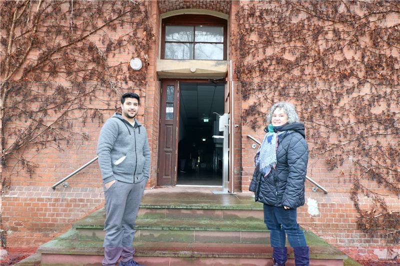 Für eine möglichst gelungene Integration und ein gutes Ankommen der Flüchtlinge sorgt Sozialarbeiterin Marion Tsombanis in Schladen-Werla. Mohamad Alsamahr schätzt ihre Unterstützung sehr. Getroffen hat die GZ die beiden vor drei Monaten an der Tafelausgabestelle, welche die Flüchtlinge mit günstigen Nahrungsmitteln versorgt. Archivfoto: Jambrek