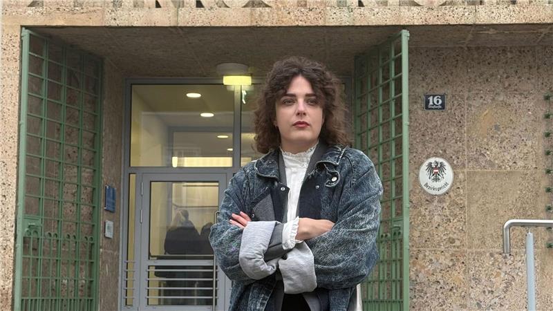 Für einen Biss in den Po eines Kollegen muss die Schauspielerin Anna Werner Friedmann 2.100 Euro Geldbuße bezahlen.