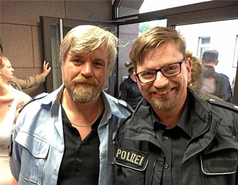 Für einen Komparsen ein Muss: Dirk Ullrich (rechts), der im dritten Teil der Krimiserie einen Polizeibeamten spielte, lässt sich mit Hauptdarsteller Aljoscha Stadelmann fotografieren. Fotos: Privat