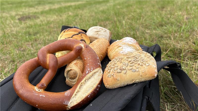 Croissant oder Bockwurst? „Too Good To Go“-Test im Oberharz Für einen kleinen Snack in der Natur sollte die „Too Good To Go“-Tüte auf jeden Fall reichen.