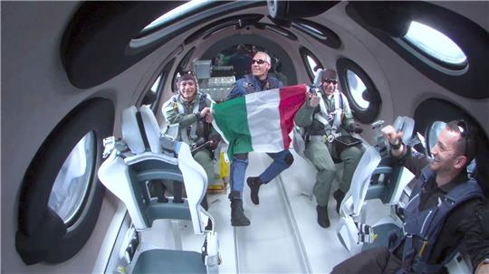 Für einen kurzen Zeitraum durften die drei italienischen Wissenschaftler ihre Sitzplätze verlassen, erlebten Schwerelosigkeit und rollten eine italienische Flagge aus.