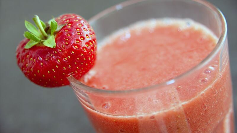 Für einen leckeren Smoothie die Erdbeeren einfach pürieren.