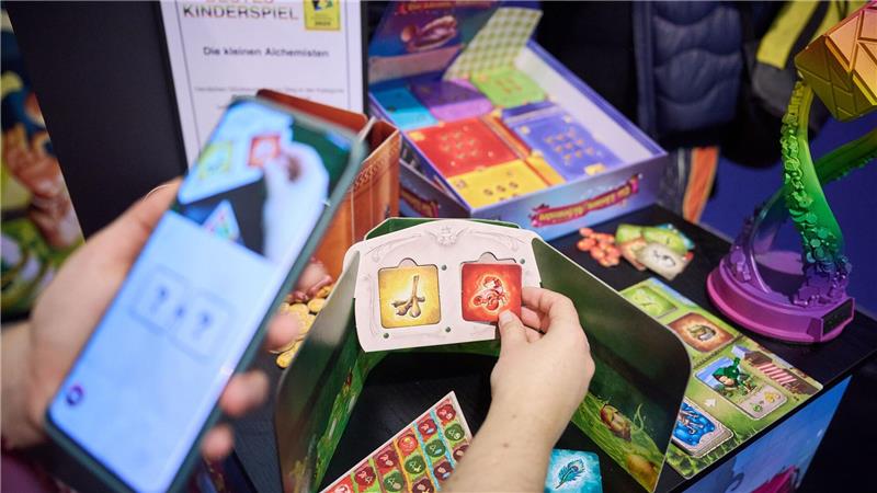 Branche: Gesellschaftsspiele vielfältiger und stark gefragt Für einige Spiele brauchen die Kinder eine App.