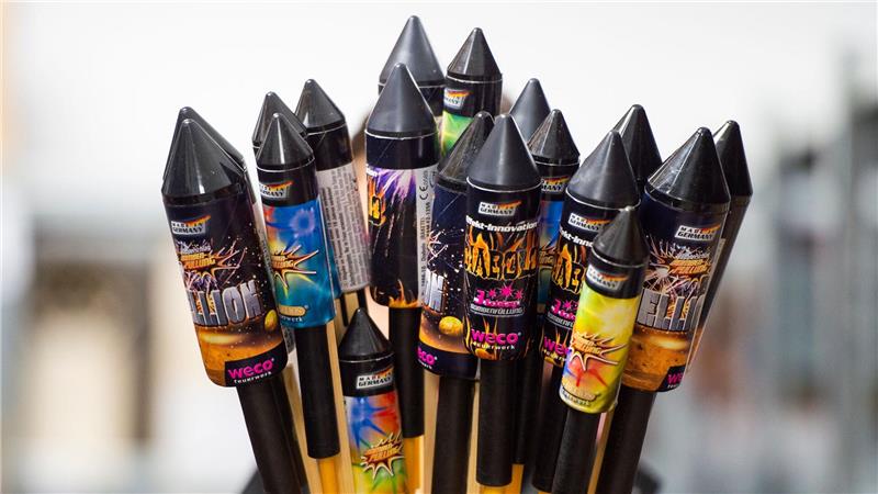 Böllerverbot? Linke stellt Antrag im Bundestag Für einige sind Silvesterraketen der größte Spaß des Jahres. (Archivbild)