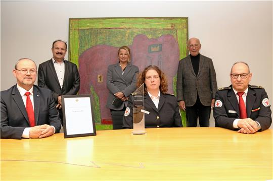 Für herausragendes ehrenamtliches Engagement erhält das DRK den Bürgerpreis 2021. Im Namen der Organisation nehmen Kreisgeschäftsführer Joachim Probst (vordere Reihe von links), Kreisbereitschaftsleiterin Susanne Müller und Kreisbereitschaftsleiter Stefan Meffert die Urkunde und die Trophäe entgegen. Im Hintergrund die Jurymitglieder Günter Koschig (von links), Oberbürgermeisterin Urte Schwerdtner und Hans-Joachim Tessner.  Foto: Hartmann