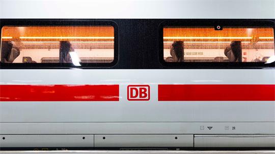 Für hundert Euro im ICE zu fünft durch Deutschland und zurück - damit will die Bahn bei Familien punkten. (Archivbild)