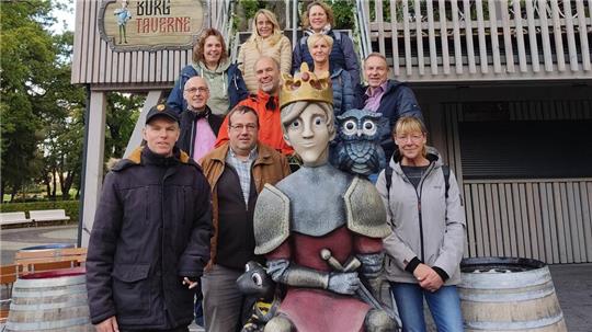 Für ihr Gruppenfoto besuchen die Ehemaligen das neue Erlebniskino am Burgberg.