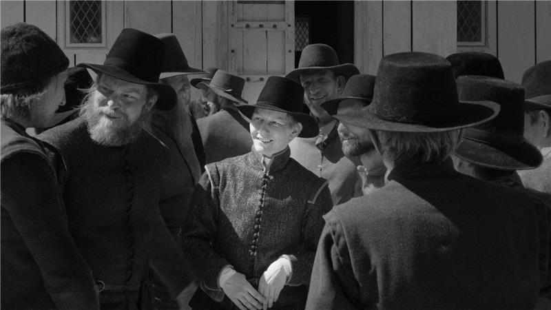 Für ihre Maskerade als Mann trug Hüller einen künstlichen Penis aus Horn, außerdem sei ihr Oberkörper eingeschnürt worden, wie sie im Interview der „Zeit“ erzählte. 