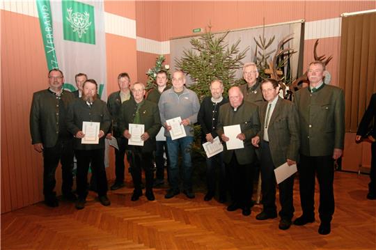Für ihre Treue geehrt: Langjährige Mitglieder der Jägerschaft Goslar mit dem Vorsitzendern Lutz-Michael Renneberg (re.).  Foto: Stark