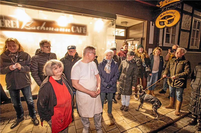 Abschiedsständchen für Goslarer Bäcker Uwe Bachmann Für „ihren“ Bäcker stehen die Nachbarn schon mal um 7 Uhr morgens am Straßenrand: Uwe und Bettina Bachmann spenden Applaus für den Abschiedskanon. Foto: Schenk