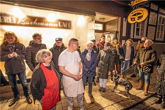 Für „ihren“ Bäcker stehen die Nachbarn schon mal um 7 Uhr morgens am Straßenrand: Uwe und Bettina Bachmann spenden Applaus für den Abschiedskanon. Foto: Schenk