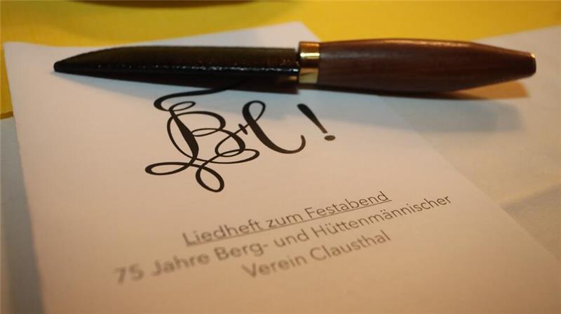 Für jeden Gast gibt es ein graviertes Tzscherpermesser. Zwischen den einzelnen Vorträgen wird auch im Glückauf-Saal gesungen.